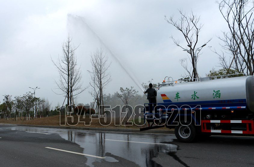 东风D9  12吨洒水车高位花洒实拍图片