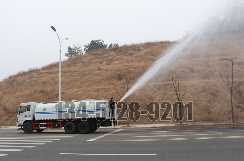 福田欧曼小三轴20吨洒水车绿化高炮实拍图片